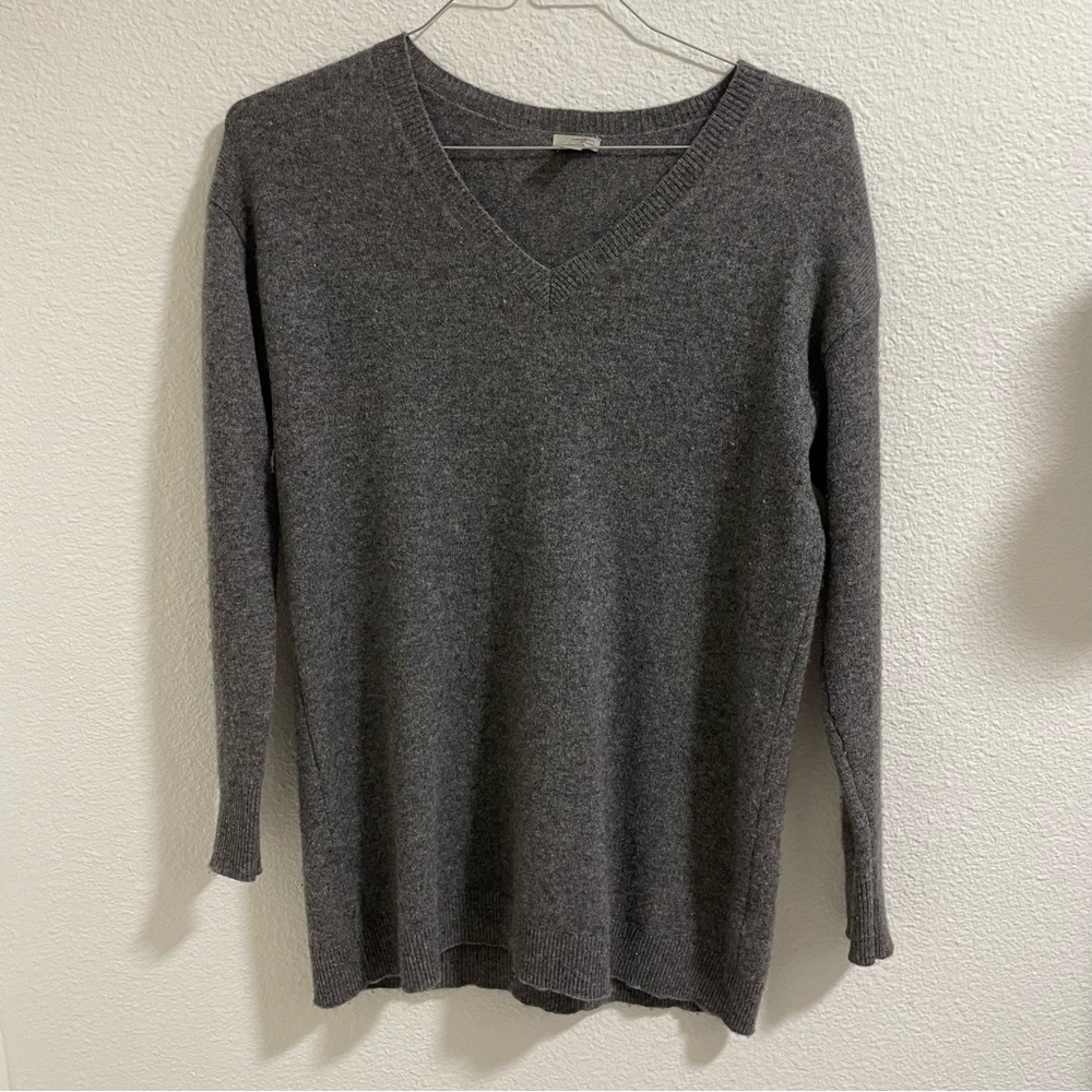 Halogen Elegant Gray V-Neck cashmere Sweater for Women quiet luxury minimalist